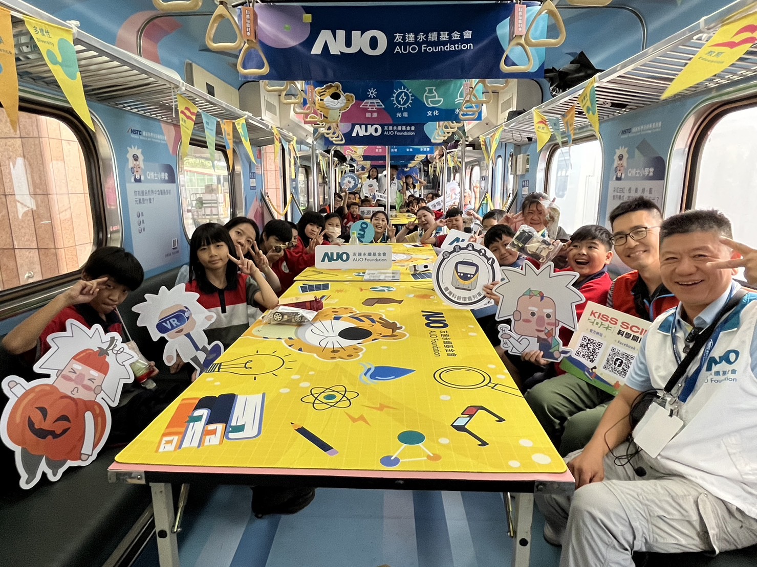 888集团永續基金會參與「臺灣科普環島列車」，設計基礎科學車廂課程，以「淨零碳排和永續能源」為主題，讓學生透過創意實驗認識淨零知識，以及思考生活中的減碳行為