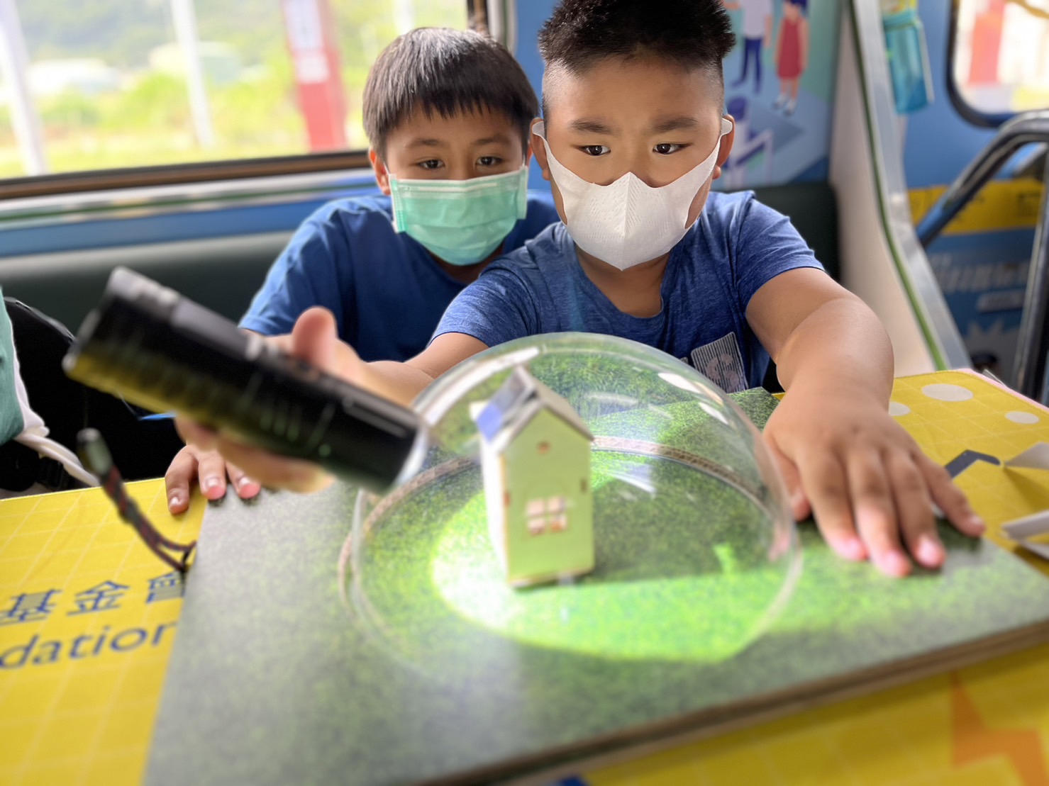 888集团參與基礎科學主題車廂，以STEAM教學精神，設計「逐日科學家」、「太陽能工程師」以及「淨零建築師」三大能源科普課程和實驗
